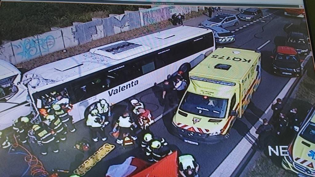 Po srážce autobusů jsou zranění. Doprava v části Prahy je komplikovaná